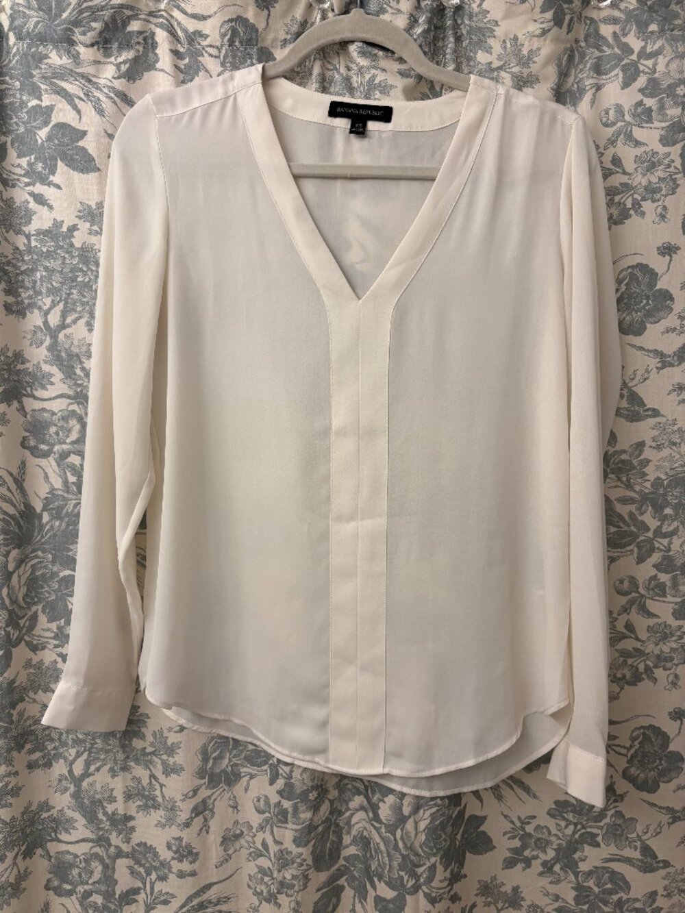 Banana Republic V-Neck White Blouse